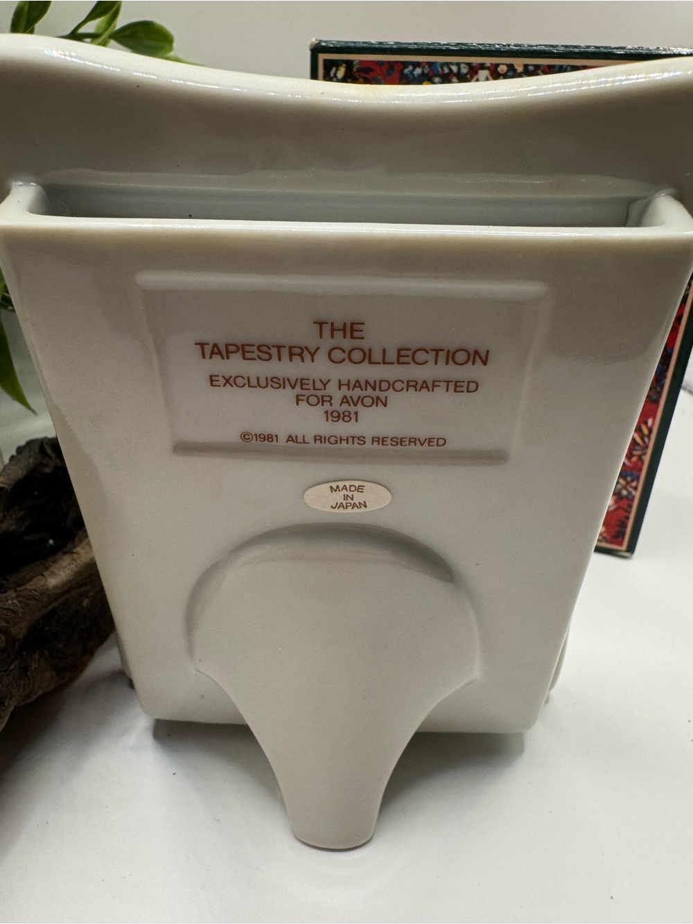 Avon Tapestry Collection porcelain picture frame in original box, NOS circa 1981 - Picture 4 of 6